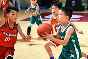 篮球运球和传球的基本功训练视频